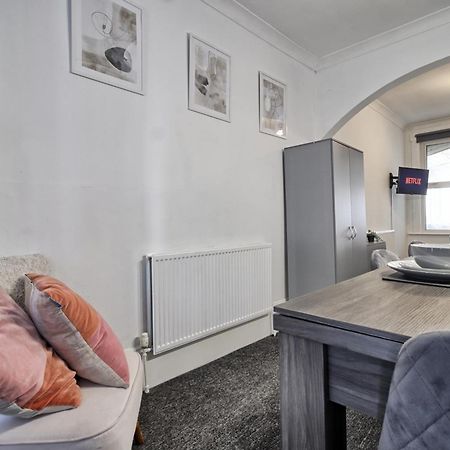 Beautiful Spacious Four Bedroom House With Parking For 2 Cars, 5 Minute Walk To Southend Station Εξωτερικό φωτογραφία