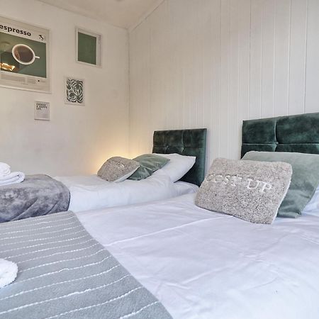 Beautiful Spacious Four Bedroom House With Parking For 2 Cars, 5 Minute Walk To Southend Station Εξωτερικό φωτογραφία