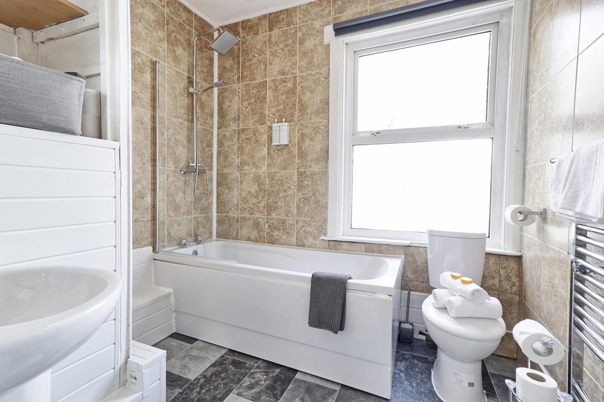 Beautiful Spacious Four Bedroom House With Parking For 2 Cars, 5 Minute Walk To Southend Station Εξωτερικό φωτογραφία