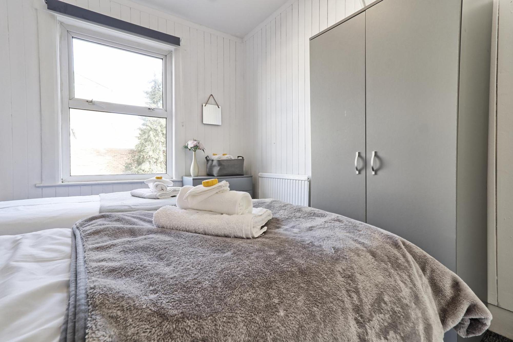 Beautiful Spacious Four Bedroom House With Parking For 2 Cars, 5 Minute Walk To Southend Station Εξωτερικό φωτογραφία
