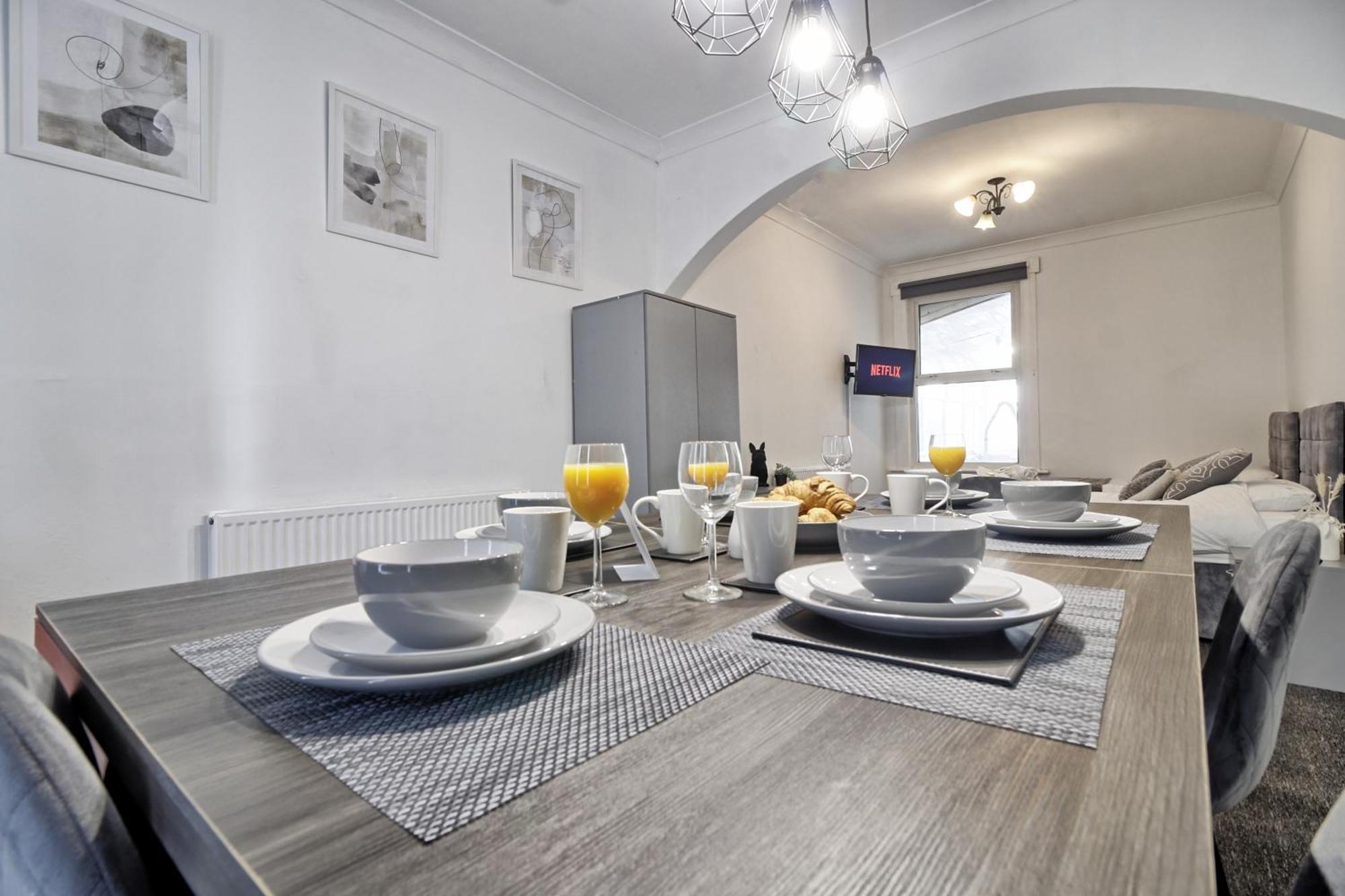 Beautiful Spacious Four Bedroom House With Parking For 2 Cars, 5 Minute Walk To Southend Station Εξωτερικό φωτογραφία