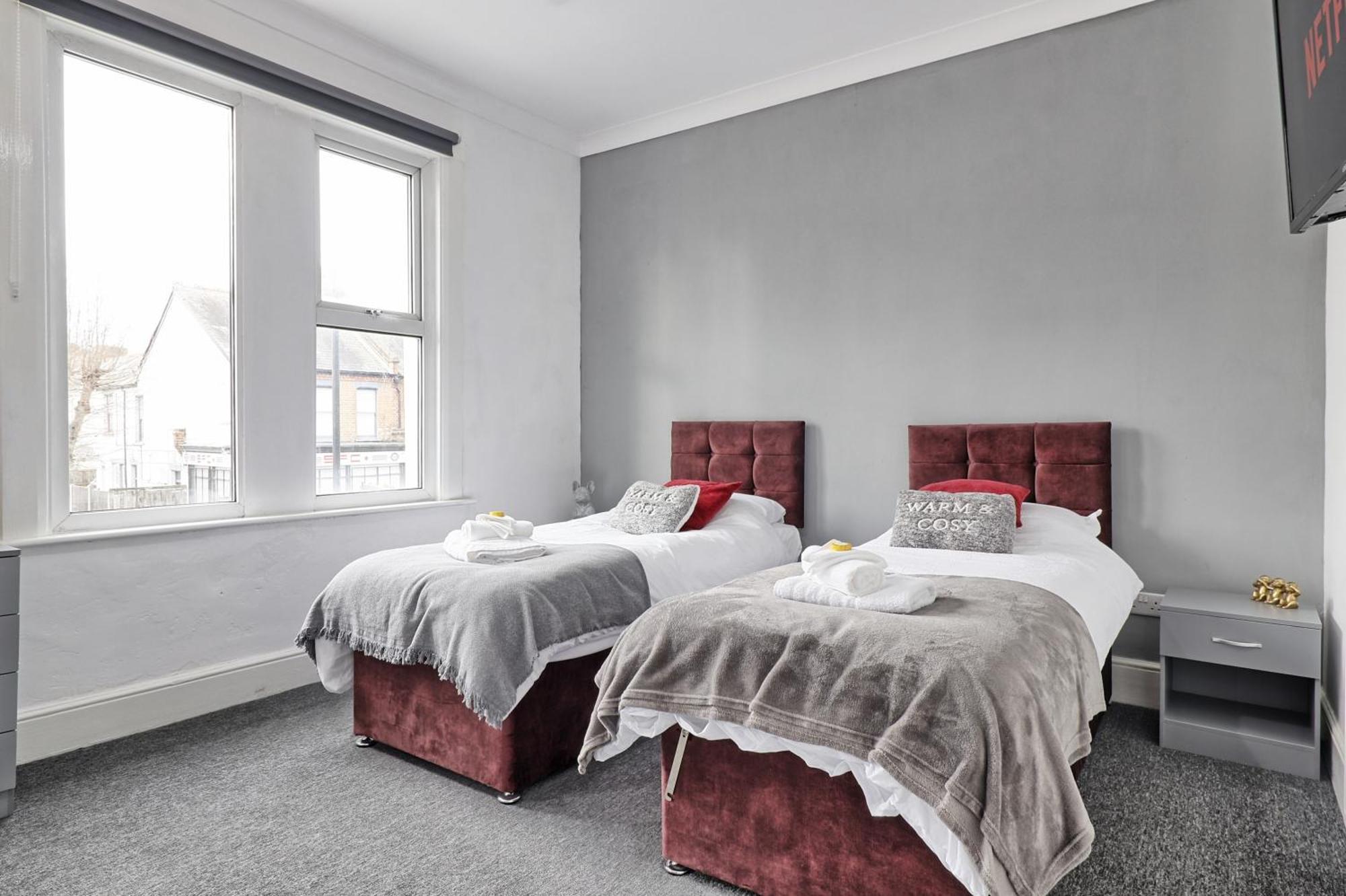 Beautiful Spacious Four Bedroom House With Parking For 2 Cars, 5 Minute Walk To Southend Station Εξωτερικό φωτογραφία
