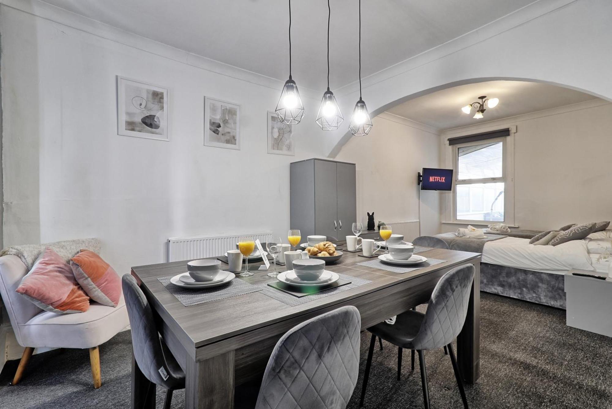 Beautiful Spacious Four Bedroom House With Parking For 2 Cars, 5 Minute Walk To Southend Station Εξωτερικό φωτογραφία