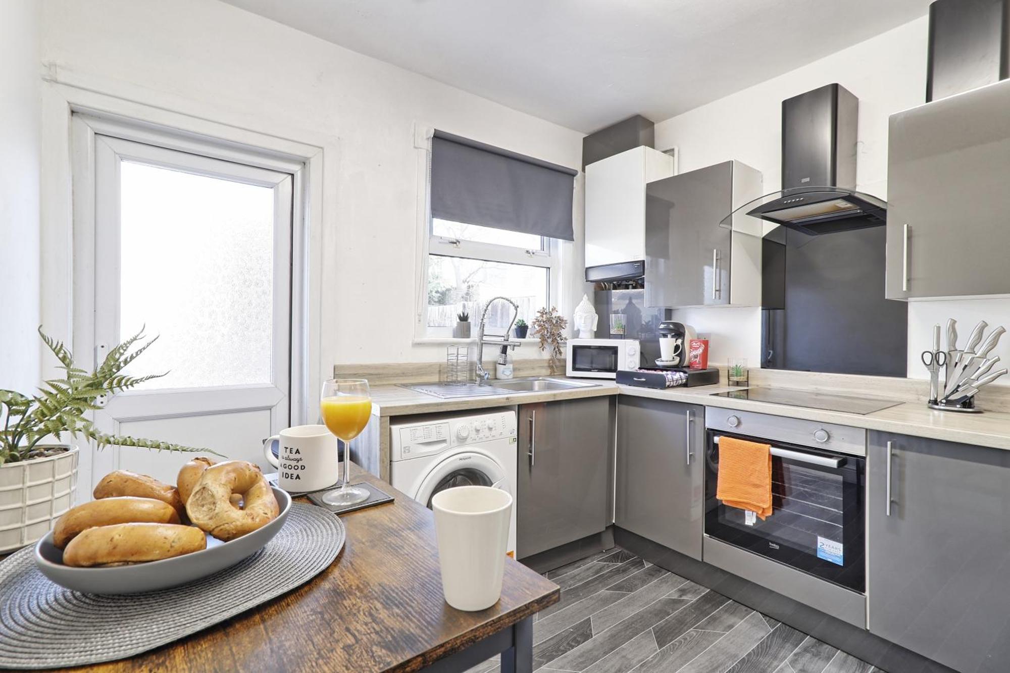 Beautiful Spacious Four Bedroom House With Parking For 2 Cars, 5 Minute Walk To Southend Station Εξωτερικό φωτογραφία