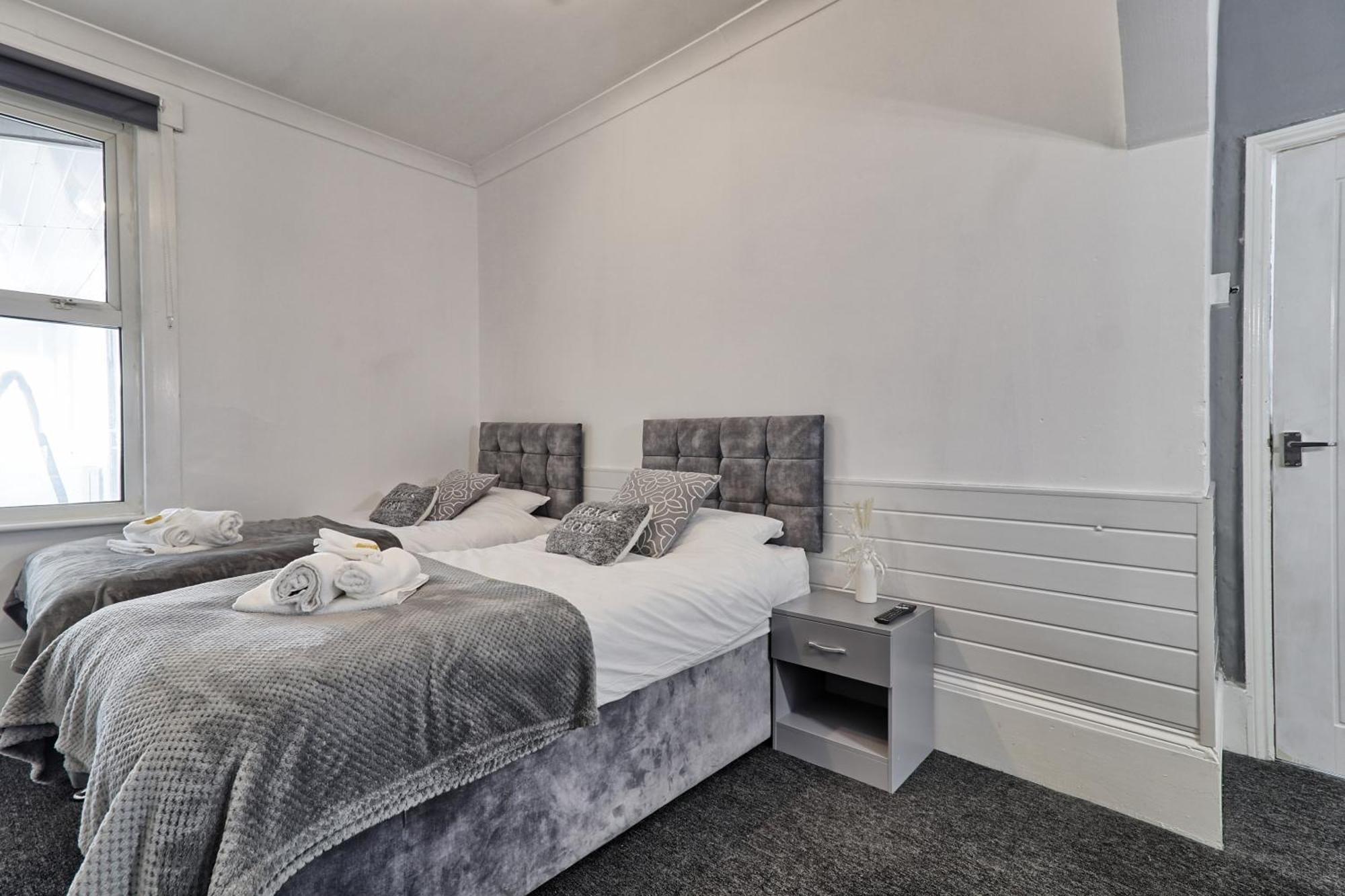 Beautiful Spacious Four Bedroom House With Parking For 2 Cars, 5 Minute Walk To Southend Station Εξωτερικό φωτογραφία