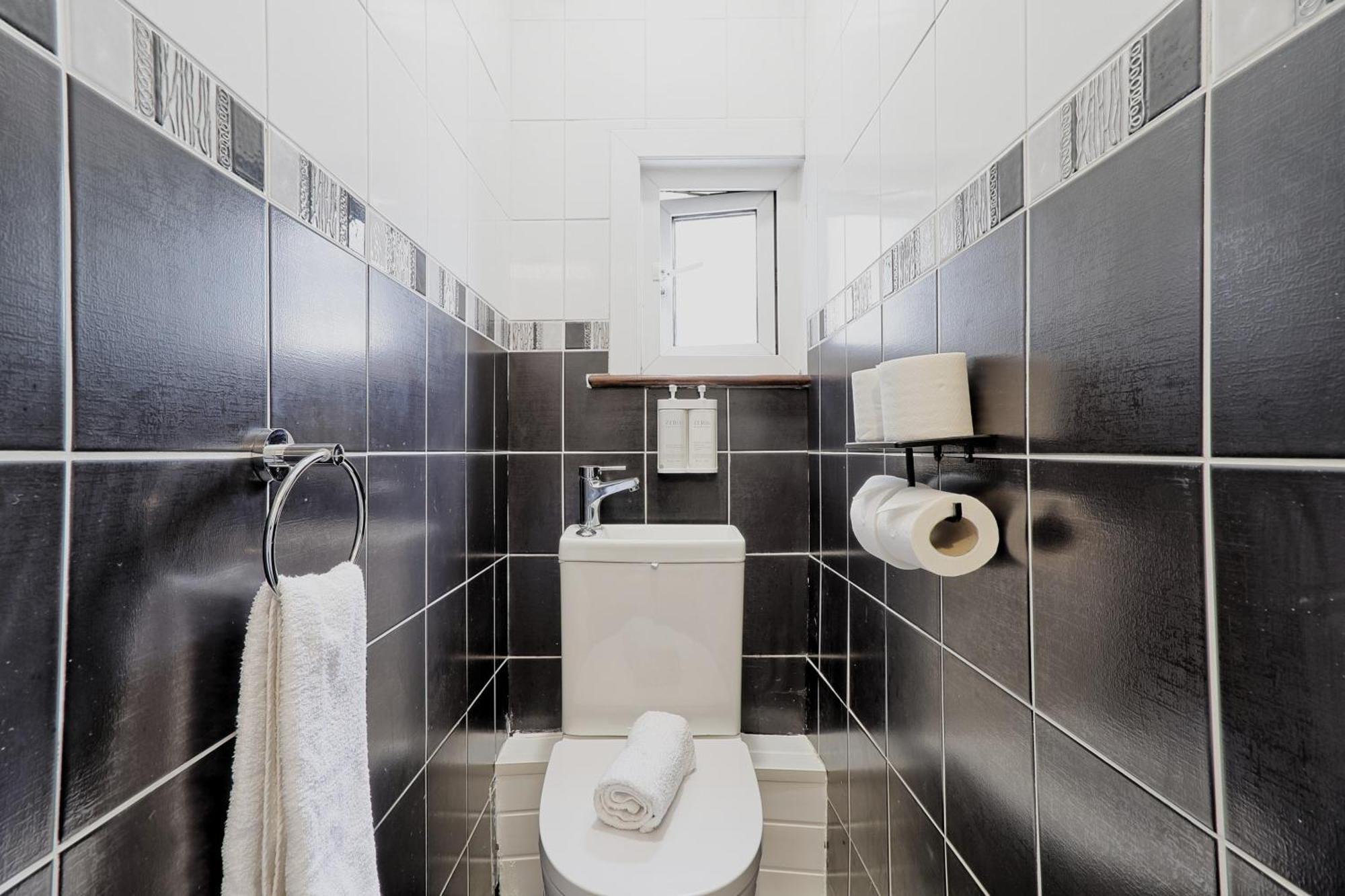 Beautiful Spacious Four Bedroom House With Parking For 2 Cars, 5 Minute Walk To Southend Station Εξωτερικό φωτογραφία