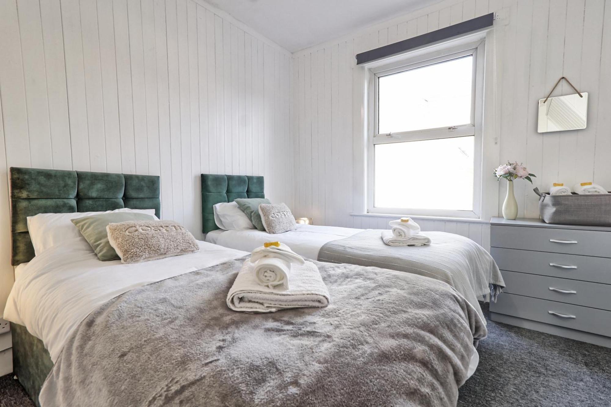 Beautiful Spacious Four Bedroom House With Parking For 2 Cars, 5 Minute Walk To Southend Station Εξωτερικό φωτογραφία