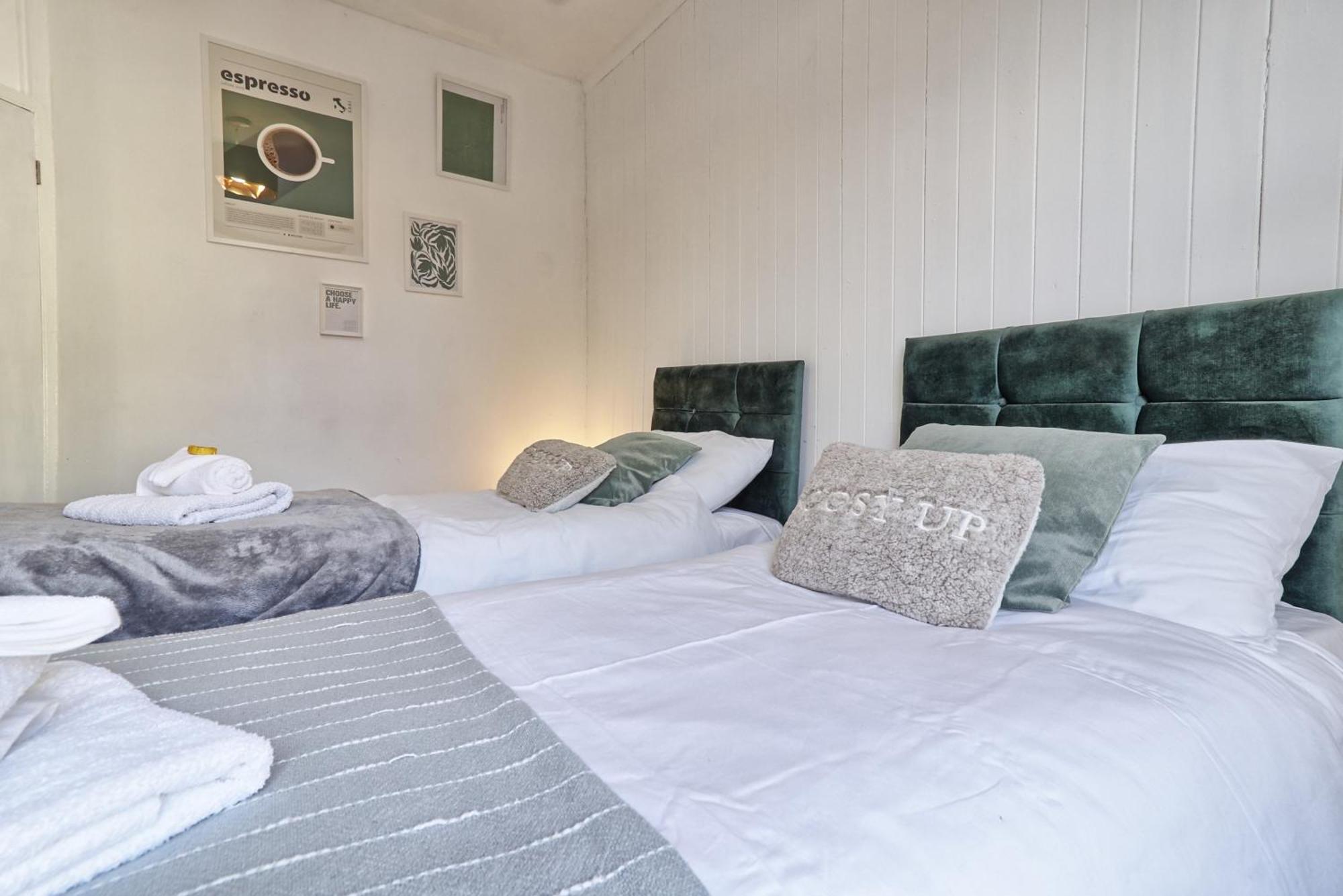 Beautiful Spacious Four Bedroom House With Parking For 2 Cars, 5 Minute Walk To Southend Station Εξωτερικό φωτογραφία